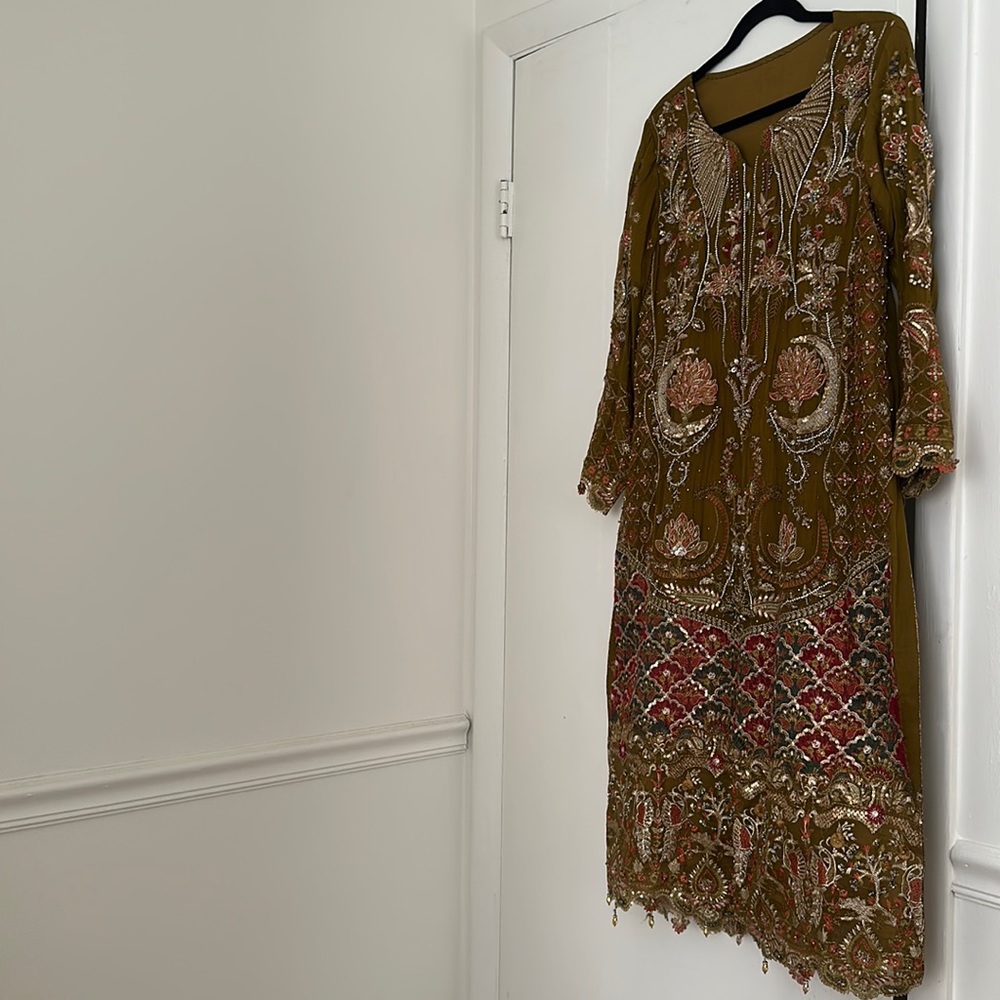 Stunning Mehendi Green 3pc Pakistani kameez shalwar